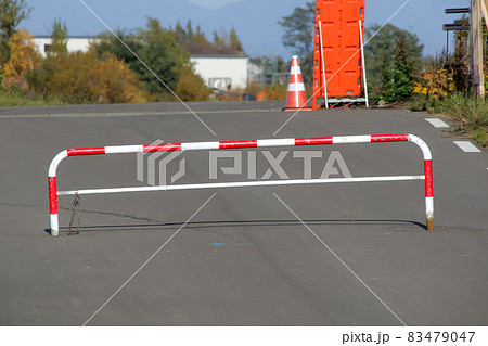 柵、屋外、紅白、ガード、ガードレール 83479047