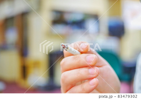 タバコを持つ人 83479302
