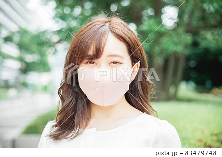 マスクをつけた女性 83479748