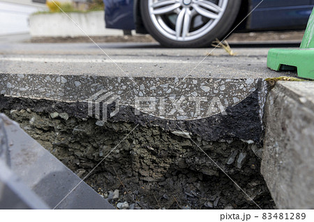 アスファルト舗装道路の断面 83481289