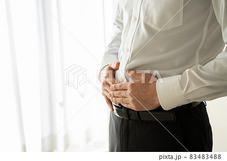 スーツ姿の男性が腹部に手をあてている様子 スーツ姿の男性が腹部に手をあてている様子 83483488