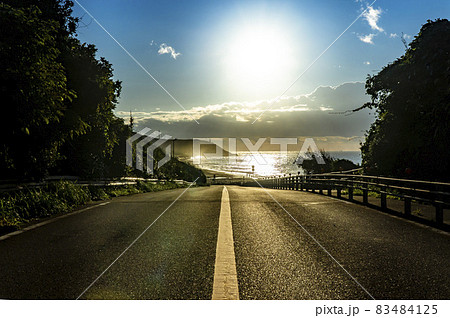 夜明けの御前崎灯台へと続く一本道 夜明けの御前崎灯台へと続く一本道 83484125