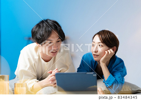 ミドル カップル ライフスタイル 寝転ぶ ミドル カップル ライフスタイル 寝転ぶ 83484345