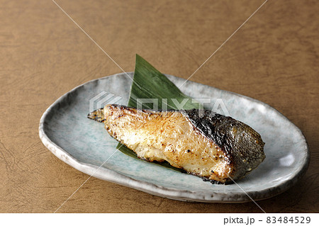 脂が乗って美味しそうな焼き目のついた銀鱈の西京焼き 83484529