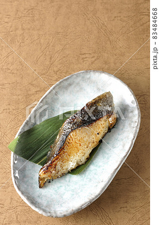 脂が乗って美味しそうな焼き目のついた銀鱈の西京焼きを俯瞰で撮影 83484668