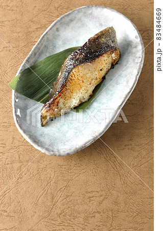 脂が乗って美味しそうな焼き目のついた銀鱈の西京焼きを俯瞰で撮影 脂が乗って美味しそうな焼き目のついた銀鱈の西京焼きを俯瞰で撮影 83484669