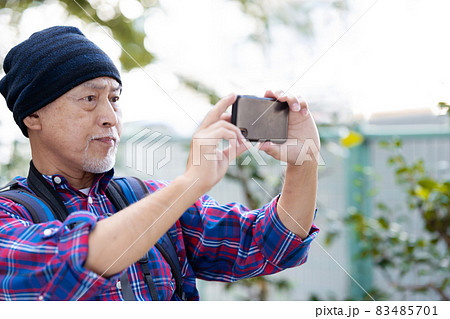 シニア男性 ハイキング スマホ 写メ シニア男性 ハイキング スマホ 写メ 83485701