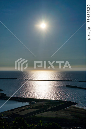 新潟県景勝百選一位当選の地「良寛と夕日の丘公園」から日本海の夕陽（新潟県出雲崎町） 83486329