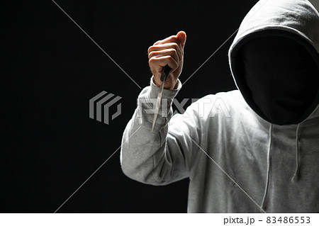 犯罪　男　ナイフ 83486553