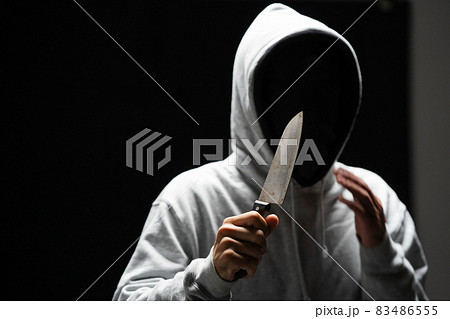 犯罪　男　ナイフ 83486555