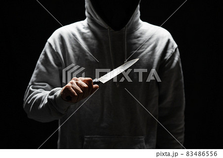 犯罪　男　ナイフ 83486556