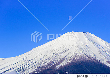 厳冬の富士山頂上と沈む月・山中湖畔より 83486753