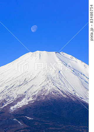 厳冬の富士山頂上と沈む月・山中湖畔より 厳冬の富士山頂上と沈む月・山中湖畔より 83486754