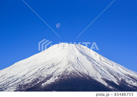 厳冬の富士山頂上と沈む月・山中湖畔より 厳冬の富士山頂上と沈む月・山中湖畔より 83486755
