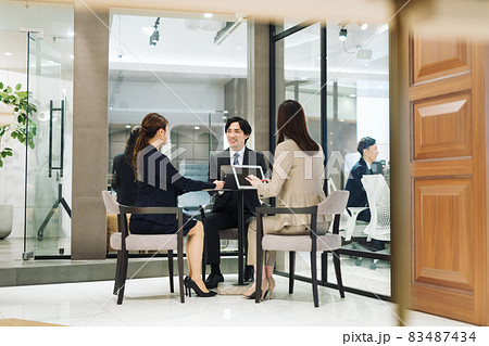 商談をするビジネスパーソン 撮影協力:WEEK芝大門(サンフロンティア不動産) 商談をするビジネスパーソン 撮影協力:WEEK芝大門(サンフロンティア不動産) 83487434