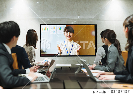 WEB会議を行うビジネスパーソン 撮影協力:WEEK芝大門(サンフロンティア不動産) WEB会議を行うビジネスパーソン 撮影協力:WEEK芝大門(サンフロンティア不動産) 83487437