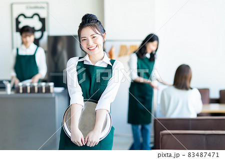 カフェのスタッフの若い女性 83487471