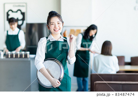 カフェのスタッフの若い女性 83487474