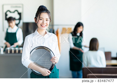 カフェのスタッフの若い女性 83487477
