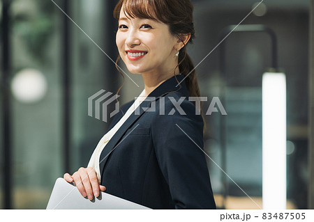 キャリアウーマンのポートレート　撮影協力：WEEK芝大門(サンフロンティア不動産) 83487505