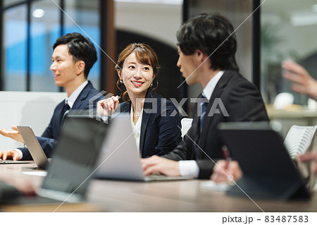 オフィスで仕事をするビジネスパーソン　撮影協力：WEEK芝大門(サンフロンティア不動産) 83487583