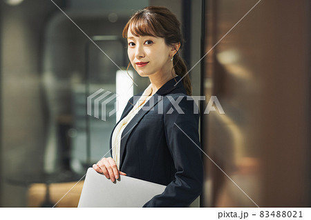キャリアウーマンのポートレート 撮影協力:WEEK芝大門(サンフロンティア不動産) キャリアウーマンのポートレート 撮影協力:WEEK芝大門(サンフロンティア不動産) 83488021