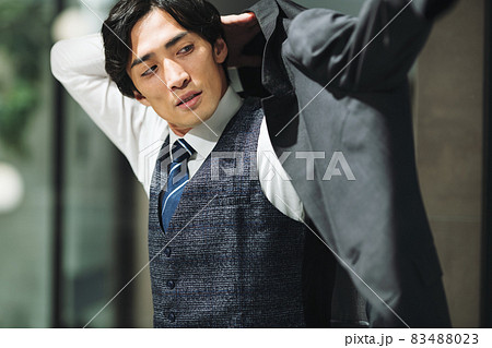 スーツの上着を着るビジネスマン 撮影協力:WEEK芝大門(サンフロンティア不動産) スーツの上着を着るビジネスマン 撮影協力:WEEK芝大門(サンフロンティア不動産) 83488023