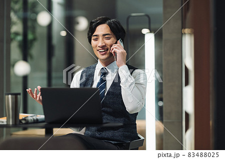 スマホで話すビジネスパーソン　撮影協力：WEEK芝大門(サンフロンティア不動産) 83488025