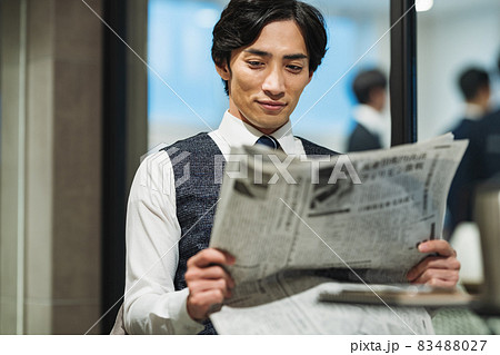 新聞を読むビジネスパーソン　撮影協力：WEEK芝大門(サンフロンティア不動産) 83488027