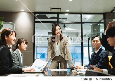 会議室でミーティングをするビジネスパーソン　撮影協力：WEEK芝大門(サンフロンティア不動産) 83488065