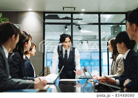 会議室でミーティングをするビジネスパーソン 撮影協力:WEEK芝大門(サンフロンティア不動産) 会議室でミーティングをするビジネスパーソン 撮影協力:WEEK芝大門(サンフロンティア不動産) 83488080