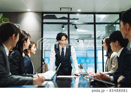 会議室でミーティングをするビジネスパーソン　撮影協力：WEEK芝大門(サンフロンティア不動産) 83488081