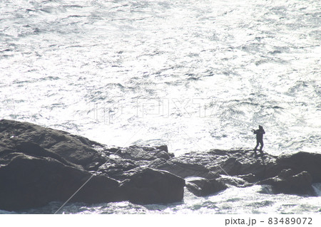 磯釣り　銀色に輝く海を相手に釣をする 83489072