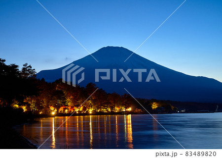 山中湖の紅葉と富士山_No3 83489820