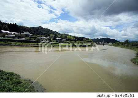 大雨の後の晴れ間 濁り増水した川 8月 大雨の後の晴れ間 濁り増水した川 8月 83490561