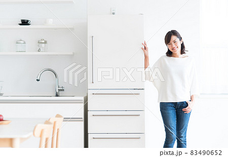 冷蔵庫と若い主婦 冷蔵庫と若い主婦 83490652