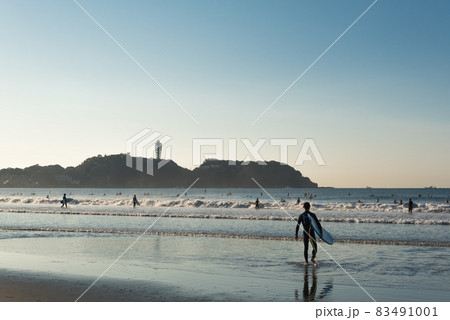 朝の江の島、鵠沼海岸に多くのサーファー 朝の江の島、鵠沼海岸に多くのサーファー 83491001