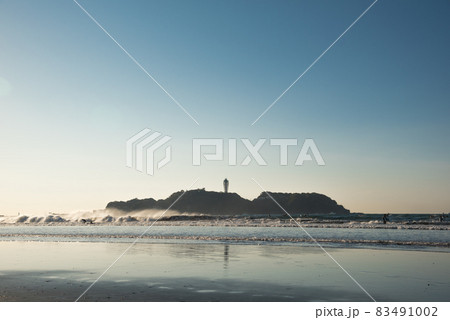 朝の江の島、鵠沼海岸に多くのサーファー 朝の江の島、鵠沼海岸に多くのサーファー 83491002