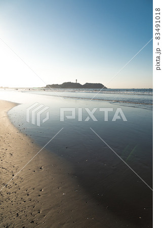 朝の江の島、鵠沼海岸に多くのサーファー 朝の江の島、鵠沼海岸に多くのサーファー 83491018