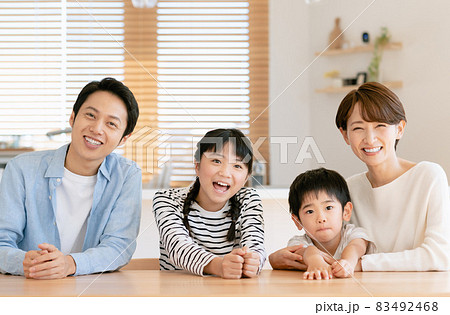 マイホームでくつろぐ若い家族 83492468