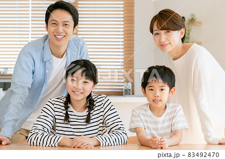 マイホームでくつろぐ若い家族 83492470