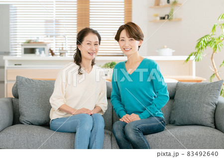 ソファーでくつろぐ親子 ソファーでくつろぐ親子 83492640
