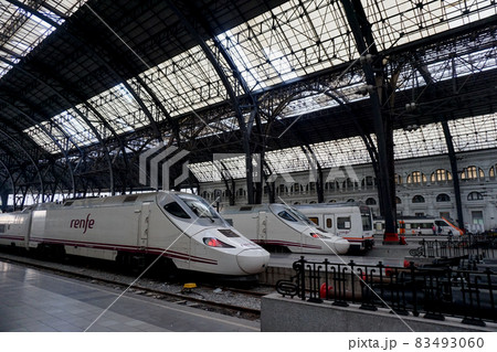 バルセロナ・フランサ駅のプラットホーム バルセロナ・フランサ駅のプラットホーム 83493060