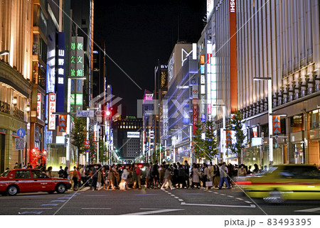 日本の東京都市景観 ハロウィーン前夜、“時短全面解除後”初の週末…銀座は脅威の人流…＝10月30日 83493395