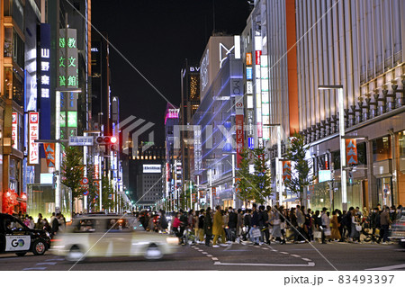 日本の東京都市景観 ハロウィーン前夜、“時短全面解除後”初の週末…銀座は脅威の人流…＝10月30日 83493397