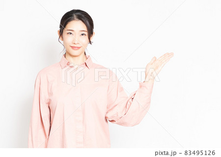 案内のジェスチャーをする女性 案内のジェスチャーをする女性 83495126