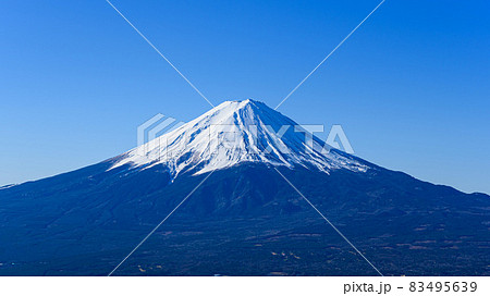 青空と雪積もる富士山・クローズアップ 83495639