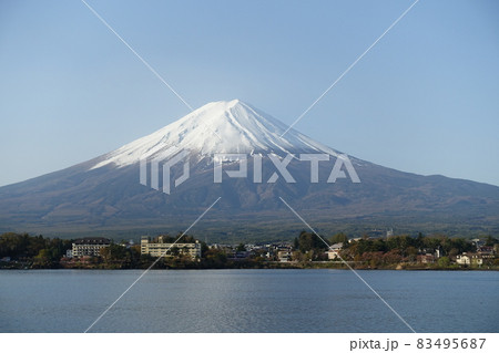 河口湖畔から眺める富士 83495687