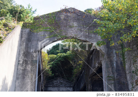 日本の広島県の大久野島の古くて美しい建物と風景 83495831