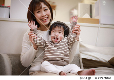 笑顔の親子 83497068